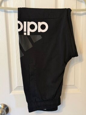 LIKE NEW Men’s Adidas Essentials Performance Logo Jogger Sweatpants size SMALL